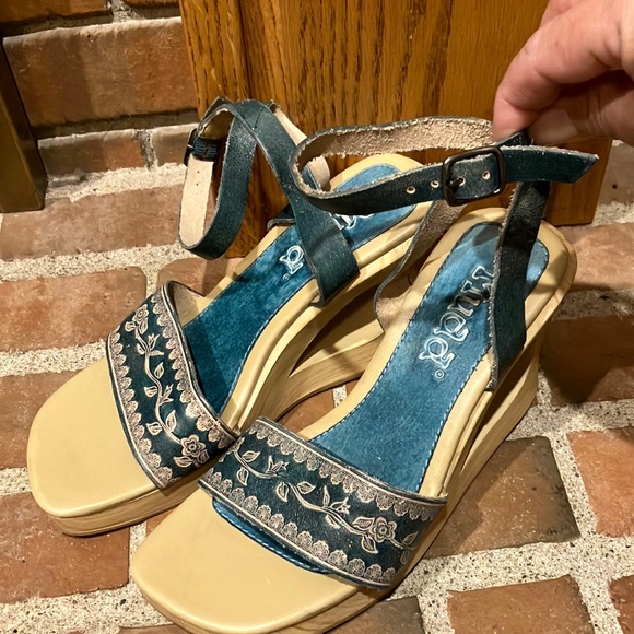 EUC Sz 6M Mudd leather sandal wedges - Picture 1 of 8